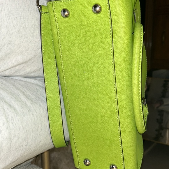 GREEN MICHAEL KORS PURSE GENTLY USED WITH SILVER CHAIN, KEY AND LOCK - Picture 10 of 14